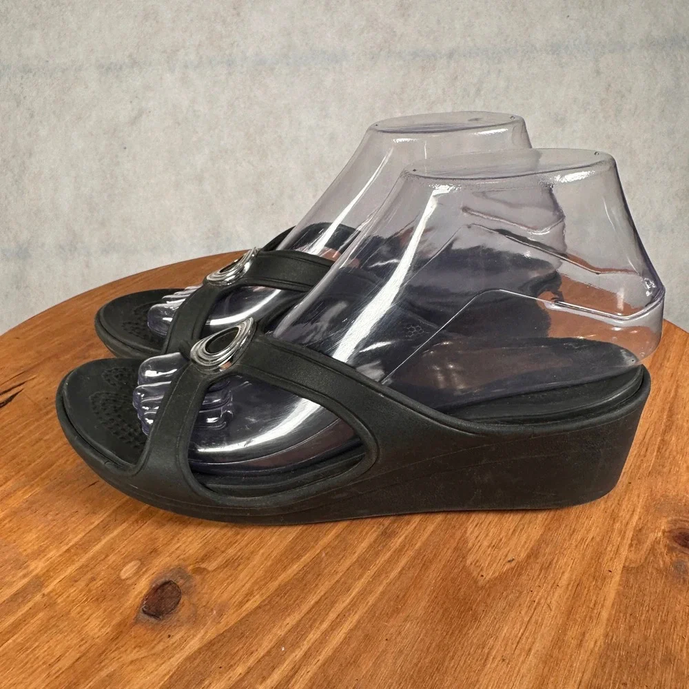 Crocs Sasari Wedge Sandals Womens 7 Black Good Silver Ring Detail Platform Slide
